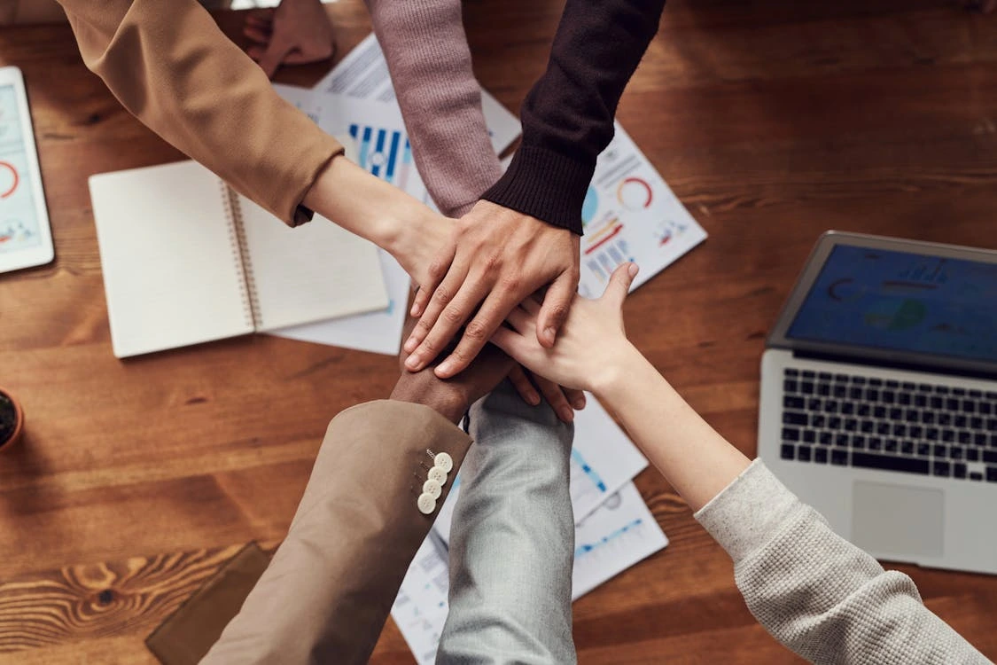 Personnes collaborant sur un projet, symbolisant la réalisation grâce à un prêt
