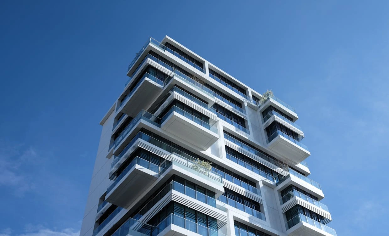 Plans de maison avec des clés, symbolisant un projet immobilier
